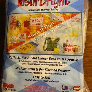 Könnte beinhalten: Weiße Verpackung mit blauem Rand, die ein Produkt namens Insul-Bright Isolierende Wärmefutter zeigt. Das Produkt wird in verschiedenen Anwendungen gezeigt, darunter eine To-Go-Tasche, ein Weinkühler und ein Getränkebehälter. Die Verpackung enthält auch den Text "Keep It Hot! Keep It Cold!" und "Reflects Hot & Cold Energy Back to Its Source". Die Verpackung enthält auch den Text "Machine Wash & Dry Finished Projects" und "Easy to Sew". Die Verpackung enthält auch den Text "Not Intended for Microwave Use" und "Made in the USA 45 inches x 1 yard 1.143m x 91.44cm".