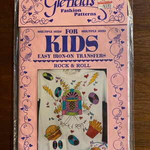 Könnte beinhalten: Eine Packung Bügelbilder für Kinder mit Rock'n'Roll-Motiv. Das Design beinhaltet eine Jukebox, Noten, einen Hamburger, Pommes Frites und den Schriftzug "Rock & Roll".