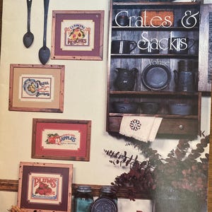 Puede incluir: Una taza de cerámica blanca con un asa negra y el texto "But first, coffee" en un estilo manuscrito. La taza está sobre una superficie blanca. La taza mide aproximadamente 10 cm de alto.