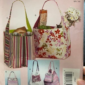 Könnte beinhalten: Ein Schnittmuster für vier verschiedene Tragetaschen. Die Taschen sind in verschiedenen Stoffen gezeigt, darunter Blumenmuster, Streifen und einfarbig. Das Schnittmuster heißt "Easy Stitch & Save" von McCall's und die Schnittmuster-Nummer ist M9265.