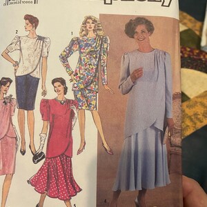 Misses / Damklänning i omlottmodell, Simplicity 7060 Mönster (oklippt) storlek 16 till 24 - 1990 - Brudens mor