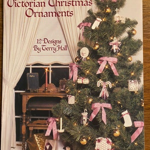 Victorian Christmas Ornaments - Designs To Crochet - Terry Hall (1994)  Leisure Arts 639 - 1988 - Basket, Hat, Mitten etc