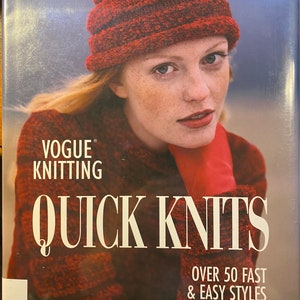 Puede incluir: Un libro titulado "Vogue Knitting Quick Knits" con un gorro y un suéter de punto rojo en la portada. El libro presenta más de 50 estilos de tejido rápido y fácil.