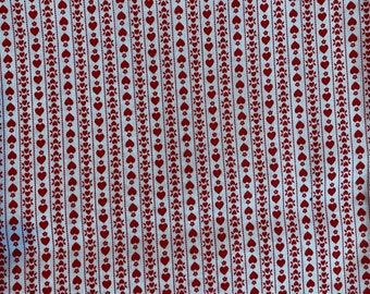 Pequeños corazones rojos sencillos en cadena sobre fondo blanco - San Valentín - 89 x 112 cm (más algunos) - Tela de Cranston Print Works