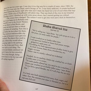 Puede incluir: Una p&aacute;gina de un libro sobre los Grateful Dead, con una secci&oacute;n titulada "Shaka Shaved Ice" y una descripci&oacute;n de c&oacute;mo hacer hielo raspado con jugo de fruta. El texto incluye instrucciones para hacer hielo raspado, as&iacute; como consejos para agregar diferentes sabores.