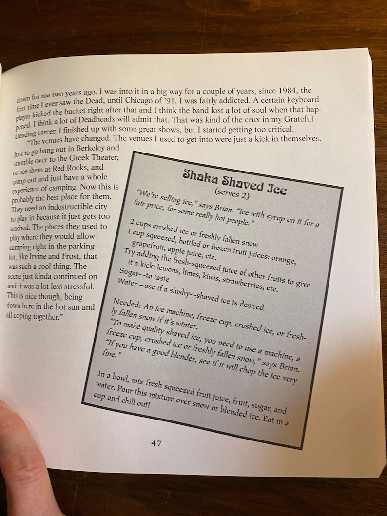 Puede incluir: Una p&aacute;gina de un libro sobre los Grateful Dead, con una secci&oacute;n titulada "Shaka Shaved Ice" y una descripci&oacute;n de c&oacute;mo hacer hielo raspado con jugo de fruta. El texto incluye instrucciones para hacer hielo raspado, as&iacute; como consejos para agregar diferentes sabores.
