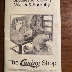 Puede incluir: Una ilustración en blanco y negro de dos personas tejiendo sillas. El texto "The Caning Shop" está en la parte inferior de la imagen. La dirección y el número de teléfono de la tienda también están incluidos: 926 Gilman Street Berkeley, CA 94710 (510) 527-5010 Order Toll Free 1-800-544-3373.