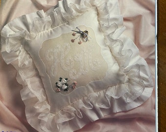 Monogrammes et fleurs du mois de naissance en broderie de ruban de soie - Judith Marquis - 1995 Embellissement de vêtements, décorations, etc. - Instructions -