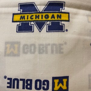 Tissu universitaire 18 » x 44 » (1/2 verge) - M bleu et libellé Michigan sur fond blanc