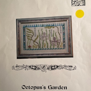 Puede incluir: Un patrón de punto de cruz con dos pulpos en un entorno de jardín. El patrón está enmarcado y titulado "Octopus's Garden".