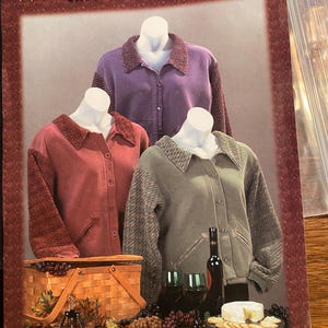 Puede incluir: Tres sudaderas de chenilla en morado, rojo y verde con cierre de botones y un cuello de chenilla contrastante. La imagen incluye el texto "Chic Chenille Sweatshirt" y "Four Corners Designs".