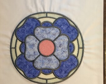 Stoff-Maschinenapplikation / gestickte Blautöne-Blüten-Quilt-Block-Stück 10 "Quadrat-weißer Hintergrund-Blautöne-Blume -Stain Glass look