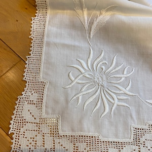 Corredor de mesa / capa de linho simples branco sobre design de flor branca com trabalho aberto / borda de renda - bloco de edredão / capa de almofada vintage 15" x 60"