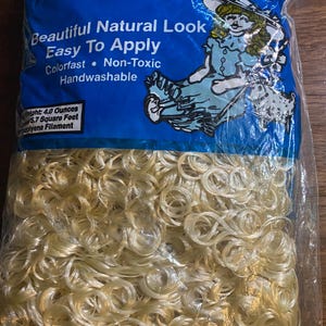 Puede incluir: Un paquete de Max Worf Hair, con un diseño azul y blanco y el texto "Beautiful Natural Look". El paquete contiene extensiones de cabello rubio y rizado. El paquete pesa aproximadamente 113 gramos y cubre aproximadamente 0,53 metros cuadrados.