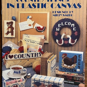 Country Things w plastikowym płótnie igłowym - 1986 - Milly Smith - Leisure Arts 1083 - Wzory Tissue Cover, Coaster