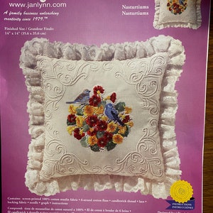 CANDLEWICKING Bordado &quot;Nasturtiums&quot; &quot;Flores y Pájaros Azules&quot; ALMOHADA (14&quot; x 14&quot;) Kit Janlynn #04-759 - Vintage - 2000 - listo para terminar