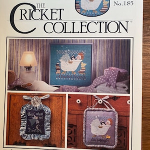 Peut inclure: Une brochure de modèles de point de croix pour un projet sur le thème de la salle de bain. La couverture présente un cricket de dessin animé dans une baignoire avec le titre "The Cross-Eyed Cricket Collection" et le numéro "No. 185". La brochure comprend trois modèles de point de croix différents : "A Perfect Ending", "Thou Shall Not Disturb", et "Go Away".