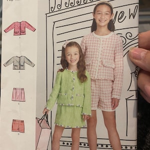 Può includere: Modello di cucito Simplicity S9721 per giacche, gonne e pantaloncini da ragazza. Il modello include illustrazioni dei capi in rosa, grigio e corallo. Il modello è progettato e stampato negli Stati Uniti.