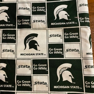 Tissu universitaire 32 » x 44 » - Michigan State Spartan Helmet Green sur fond blanc