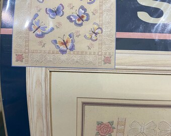 Grand napperon rectangle avec fleurs, papillons brodés avec fils de