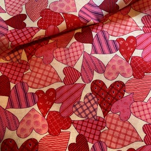 Corazones divertidos y sencillos en rojo y rosa sobre fondo marfil - San Valentín - Tela de algodón de 36&quot; x 44&quot; -