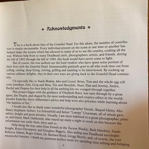 Puede incluir: Una p&aacute;gina de un libro con el t&iacute;tulo "Agradecimientos" y un bloque de texto que describe a las personas que contribuyeron al libro. El texto menciona a los Grateful Dead, los vendedores de comida, los fot&oacute;grafos y los editores.