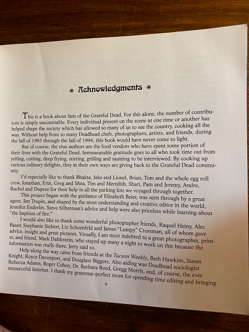 Puede incluir: Una p&aacute;gina de un libro con el t&iacute;tulo "Agradecimientos" y un bloque de texto que describe a las personas que contribuyeron al libro. El texto menciona a los Grateful Dead, los vendedores de comida, los fot&oacute;grafos y los editores.
