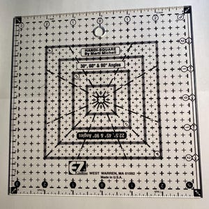 Può includere: Un righello da quilting in plastica trasparente con segni neri. È un righello Handi-Square di Marti Michell, con segni per angoli di 30, 60 e 90 gradi, nonché per angoli di 22,5, 45 e 90 gradi. Il righello misura 15,24 cm per 15,24 cm ed è realizzato negli Stati Uniti.