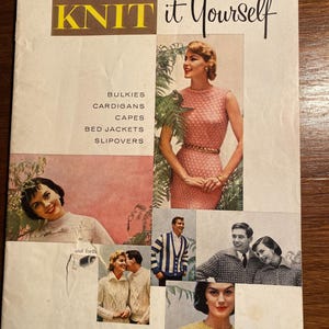 Peut inclure: Une couverture de livre de tricot vintage avec le titre "KNIT it Yourself" et une photo d'une femme portant une robe en tricot rose. La couverture du livre liste également différents types d'articles tricotés, y compris des gros pulls, des cardigans, des capes, des gilets et des pulls.