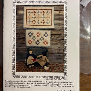 Puede incluir: Una página impresa titulada "QUICK-PIECED MINIATURES - I" con instrucciones para edredones y muñecas folclóricas. La página muestra imágenes de edredones en miniatura con patrones geométricos y muñecas folclóricas. El texto incluye medidas en cm.