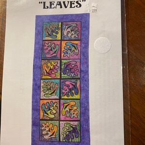 Puede incluir: Un patrón de acolchado titulado "Leaves" que presenta un diseño colorido de hojas estilizadas en un patrón repetitivo. El patrón es de Details by Diane.