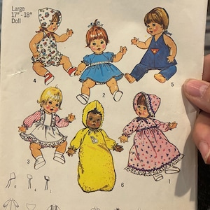 Patroon babypoppenkleding 17 - 18 inch - Simplicity 7208 - babyjurkje, rompertje, topje, broek, vlaggetje, enz. - 1975 - ongesneden