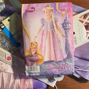 Patrón de vestido de princesa Enredados de Disney, tela, adorno, kit de accesorios y juego: Simplicity Pattern, tallas 3 a 8, 2012