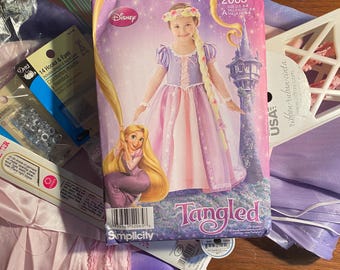 Disney verschlungene Prinzessinnen Kleid Schnittmuster / Stoff / Borte / Notion Kit / Set - Einfachheits-Muster Grössen 3 bis 8 von 2012