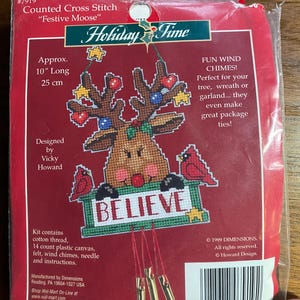Borduurpakket feestelijke eland - windgong van plastic canvas - kerstornament - cadeaulabel enz. 1999 - vakantietijd 7919 - 10"
