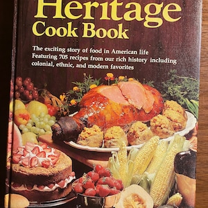 Libro de cocina de Better Homes and Gardens Heritage en estuche de cartón, 1975: recetas americanas básicas y artículos culinarios coloniales