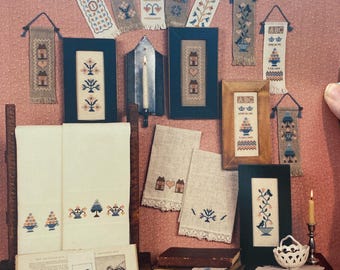 Miniaturas de Lembranças, Marcadores de Livros, Toalhas, Puxadores de Sino e Mais - Gráfico de Ponto Cruz com Fios Contados - 1987 - Homespun Elegance nº 72 - Sandra Sullivan