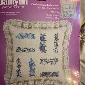 CANDLEWICKING Bordado &quot;Shades of Blue&quot; &quot;Flores&quot; ALMOHADA (14&quot; x 14&quot;) Kit Janlynn #004-0780 - Vintage - 2004 - listo para terminar