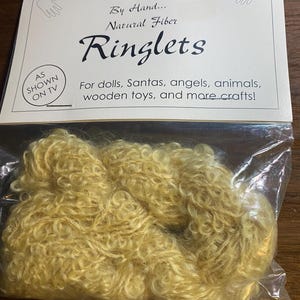 Puede incluir: Juego de tres tazas de cerámica con acabado mate moteado. Las tazas son de color crema, gris claro y gris oscuro. Cada taza tiene un diseño simple y minimalista, ideal para café o té.