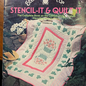 Może przedstawiać: Książka zatytułowana "Stencil-It & Quilt" z różową i zieloną narzutą na okładce. Książka dotyczy łączenia techniki szablonowania i pikowania tkaniny.
