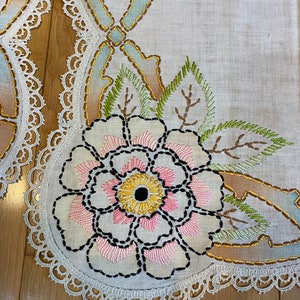 Katoen Vintage Set met TAFELDOEK / COVER - 32 "x 32" Runner 27 "x 16" en 2 - 13 "x 9" sjaals getint geschilderd geborduurde roze bloemen