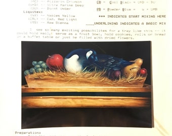 Puede incluir: Una pintura titulada "Goose 'n Fruit" de Cheri Rol, CDA, 1992. La obra de arte representa un ganso anidado en una bandeja de madera con fruta. La pintura incluye una paleta de colores e instrucciones de mezcla.