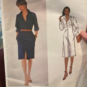 Puede incluir: Un patrón de costura vintage Vogue American Designer para un vestido camisa de manga larga de Calvin Klein. El número del patrón es 2441.