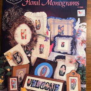 Monogramy kwiatowe - Ulotka z robótkami ręcznymi - Cross My Heart 36 - Alfabet dekoracyjny, liczony schemat haftu krzyżykowego - 1988