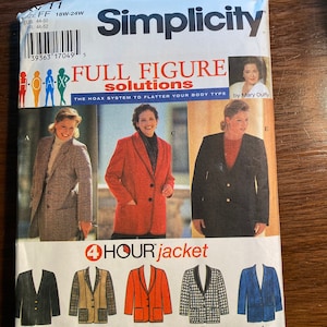 以下が含まれることがあります： 4時間でできるジャケットの作り方、シンシティの縫製パターン#39363。パターンはフルフィギュアサイズ18W-24W用で、5種類のジャケットスタイルの作り方を説明しています。パターンカバーには、赤、黒、青のジャケットと白黒のチェック柄のジャケットが描かれています。