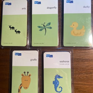 Puede incluir: Cinco juegos de troqueles de corte diferentes con varios animales. Los juegos incluyen hormigas, una libélula, un pato, una jirafa y un caballito de mar. Cada juego incluye uno o dos troqueles.