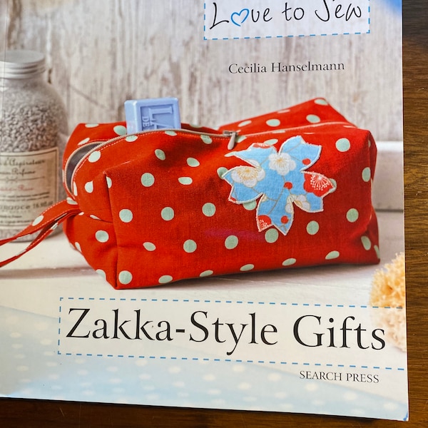 Love to Sew Zakka Style Gifts - Cecilia Hanselmann - 2013 - Fun Simple Crafts - Totes, Cases, Apron, Pin Cushion etc