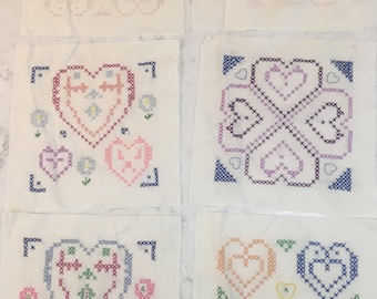 Gestickte Herzen (4 Blöcke) Quilt Stoff Block Stücke 9 1/2 "Quadrat Vintage