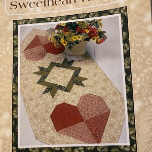 House & Garden Sweetheart Runner - Lynette Jensen - Thimbleberries - Quilting - 2006 - Pattern / Templates / Designs - LJ 92357