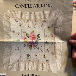 CANDLEWICKING Bordado &quot;Floral&quot; PILLOW (14&quot; x 14&quot;) Kit - Candamar Designs 80144 - Need to Finish Kit de costura Vintage - Something Special